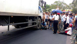 Bị xe tải cán, mẹ liều mình ôm con lăn khỏi gầm xe